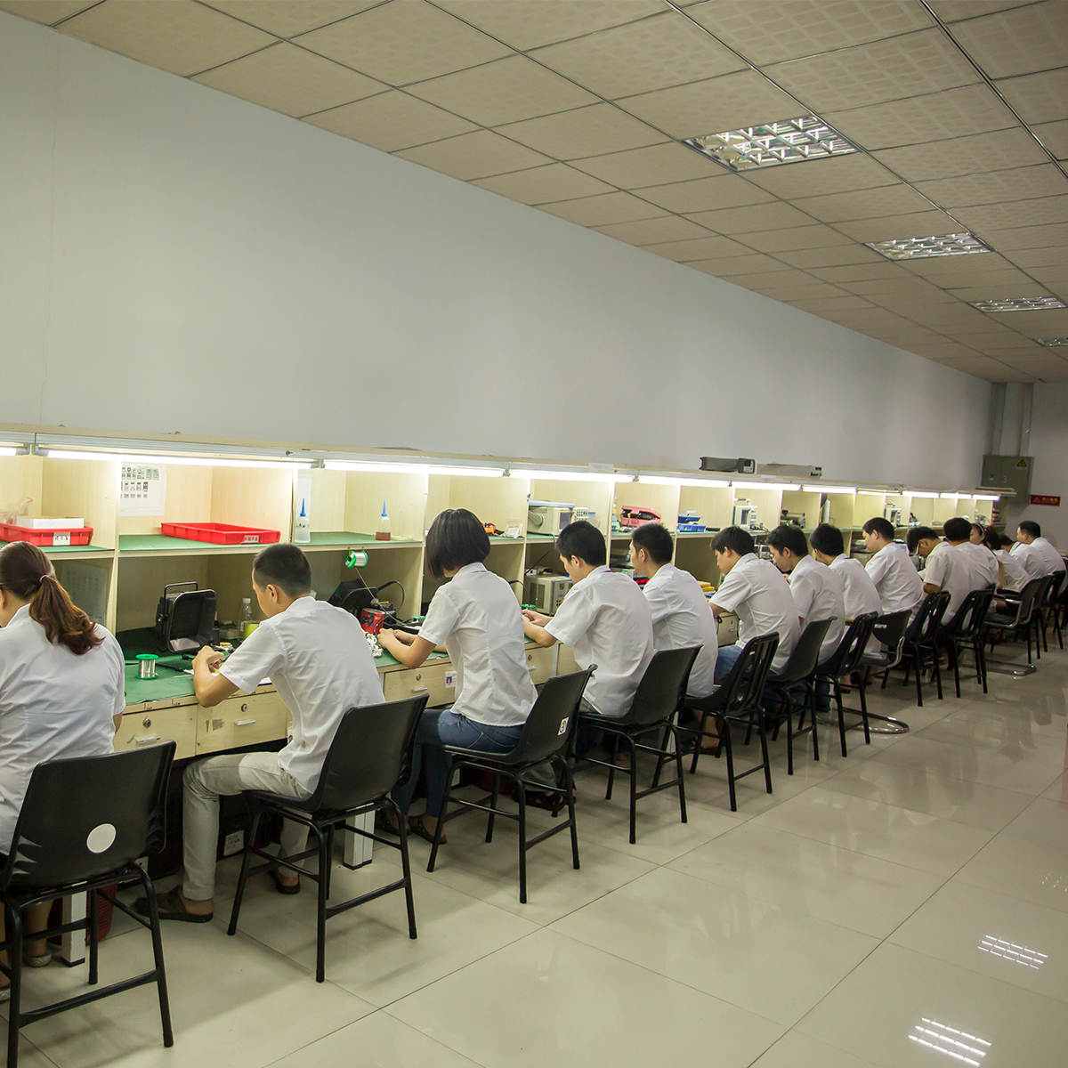 电源适配器厂家：电解电容器在开关电源电路中的重要性