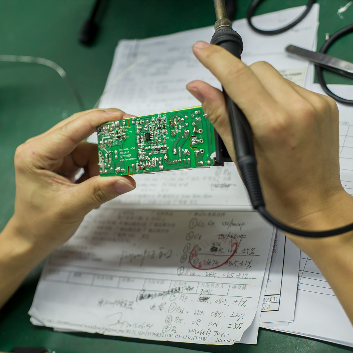 电源适配器输出低如何检修？