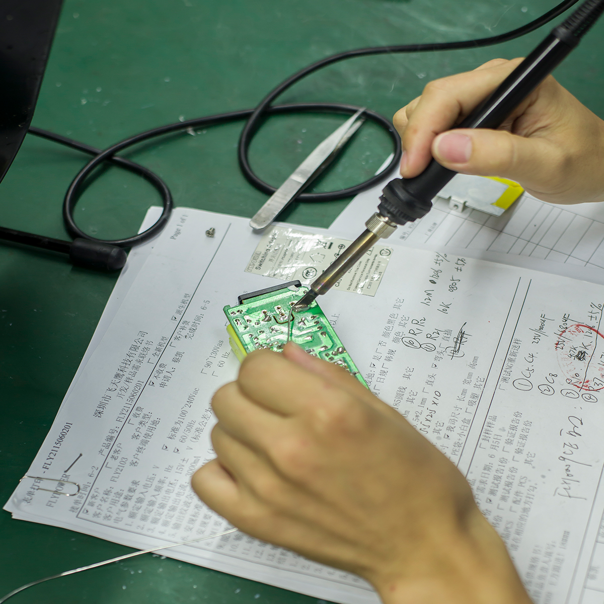 电源适配器厂家：设计单片开关电源需要遵守哪些原则