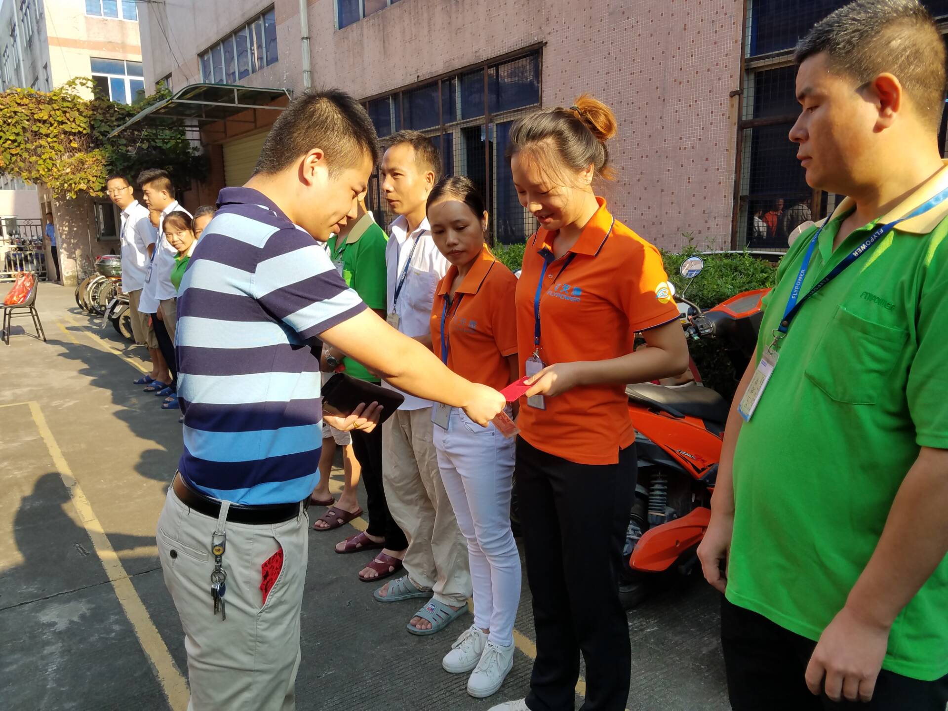 飞天鹰这是在干什么？