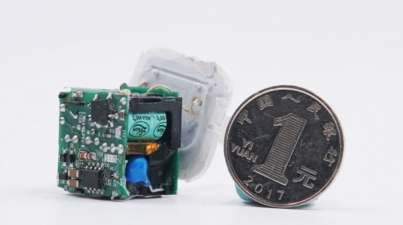 iPhone11原装5W电源适配器，只有一枚硬币大小