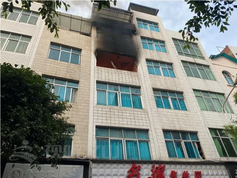 充电器起火烧毁仓库，电源安全不容忽视