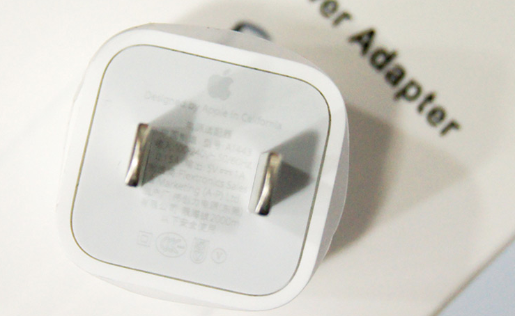 苹果iphoneSE发售，依然配备5V/1A电源适配器